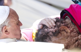 Papa Francisco y enfermo