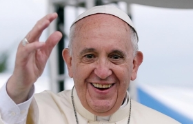 Papa Francisco saluda