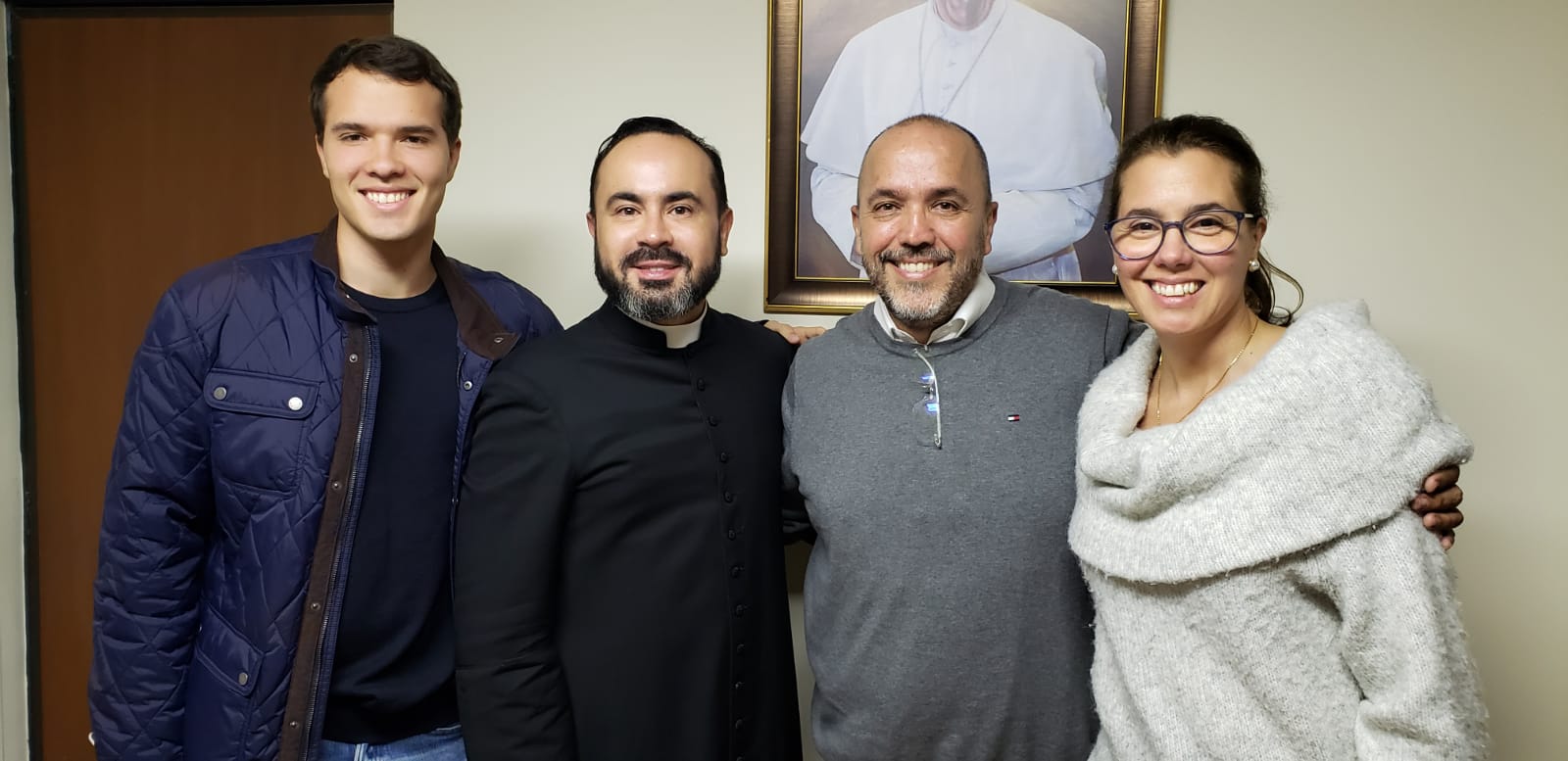 Felipe Gomez y familia con Mons. Pedro Mercado